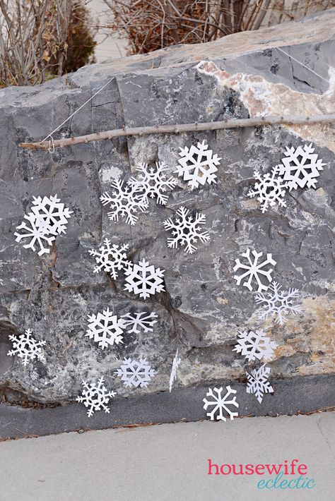 Cricut snowflake backdrop Snowflake Garland Made With A Cricut, Cardstock Snowflakes Diy, Snowflakes Svg Cricut, How Snowflakes Are Made Svg, 3d Snowflakes Cricut, Snowflake Images, Felt Finger Puppets, Diy Banner, Felt Christmas Decorations