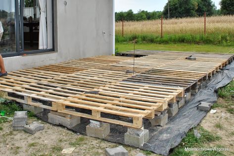 moje wichrowe wzgórze: DIY - Taras z palet Pallet Patio Decks, Design Per Patio, Pergola Diy, Terrace Garden Design, Pallet Patio, Pallet Rack, Pallets Garden, Diy Deck, Terrace Design