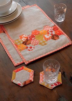 Zakka Style, Coasters Pattern, Hexagon Patchwork, Hexie Quilt, English Paper Piecing Quilts, Place Mats Quilted, Placemats Patterns, Hexagon Quilt, Sewing Stitches