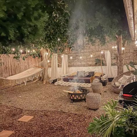 37 Cheap Backyard Makeover Ideas to Do in a Weekend Cheap Backyard Oasis, Backyard Seating Ideas On A Budget, Inexpensive Backyard Ideas Diy, Inexpensive Patio Ideas, Family Backyard Layout, Outdoor Sitting Ideas, Cheap Backyard Makeover, Backyard Makeover Ideas, Cheap Backyard Makeover Ideas