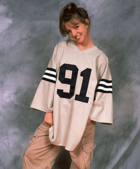 Britney Spears 1998, Britney Spears 2000s, Charli Rare, 90’s Outfits, Outfit Oversize, Britney Jean, 2000s Outfits, Oversized Outfit, Oversized Tee