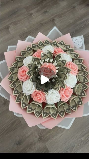 Floral Money Bouquet, 15 Birthday Ideas Gift, Money Ramo, Money Bouquet With Roses, Flower Bouquet With Money, Money Bouquet Aesthetic, Money Garland, Money Flower Bouquet, Money Rose Bouquet