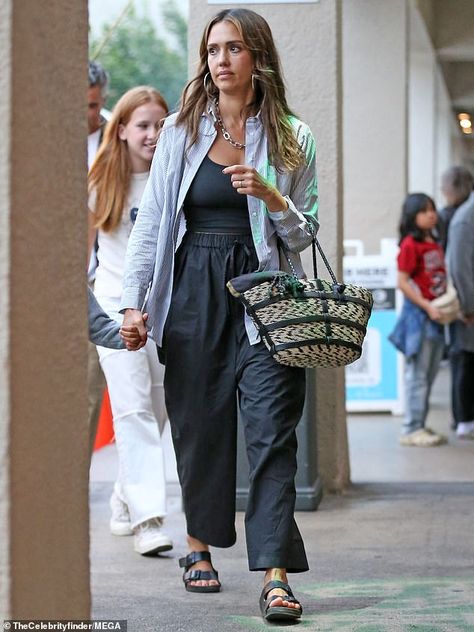 Streetstyle Outfit Summer, Jessica Alba Summer Style, Jessica Alba Fashion, Jessica Alba 2024 Style, Jessica Alba Street Style 2023, Saturday Casual Outfit, Jessica Alba Street Style, Saturday Outfits, Mom Clothes Stylish