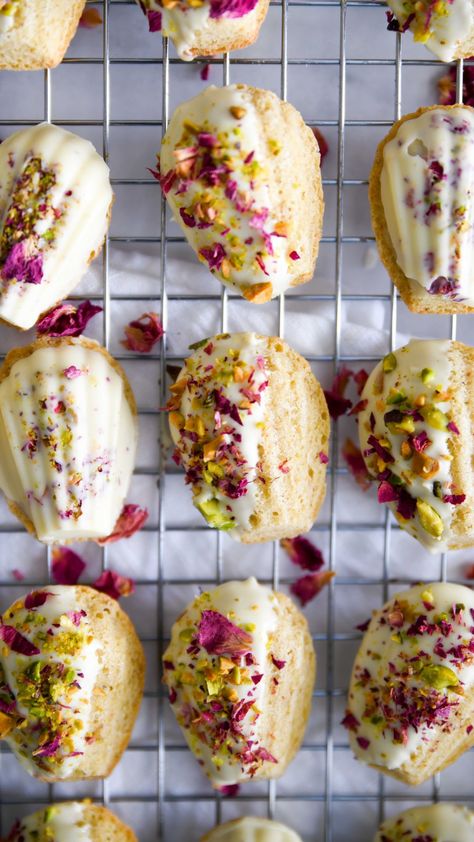 Rose Pistachio, Rose Madeleines, Lemon Petit Fours, Madeleine Decoration, Pistachio Rose, Madeleines Recipe, Madeline Cookies Recipe, Madeleine Cake, Madeline Cookies