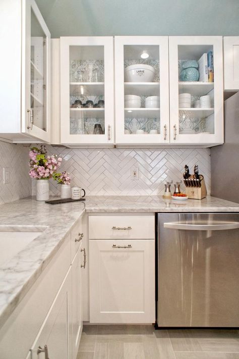 marble countertops look fab Kitchen With White Cabinets, Shoes Organizer, Kitchen Ikea, Organizer Ideas, Kabinet Dapur, Herringbone Backsplash, Decor Ikea, Classic Kitchen, White Kitchen Design