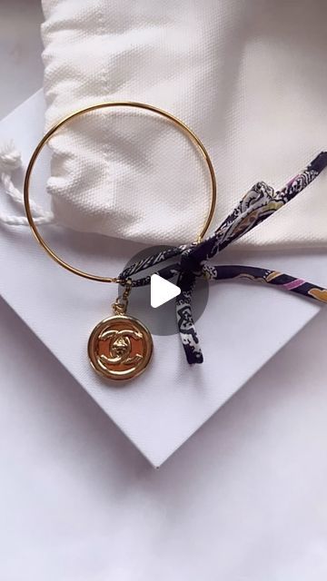 Annaka.bijoux on Instagram: "Pièce unique, jonc Claude, upcycling; crée à partir un authentique bouton Chanel, signé au dos.
Le pendentif s’attache grâce à son petit mousqueton en plaqué or.
Bracelet jonc réglable .
À retrouver sur l’e.shop, lien en bio.
•
•
•
•
•
•
•
•
#upcycling #upcyclingluxe #chanel #boutonchanel #buttonchanel #button #plaqueor #pieceunique #biarritz" Chanel, Bracelet, Gold, On Instagram, Instagram, Upcycling