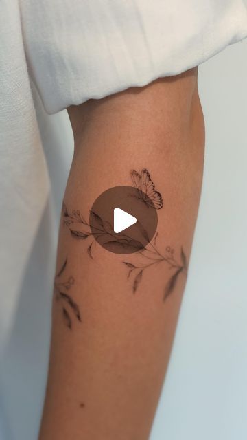 BELLAFINELINE ❀ on Instagram: "floral bracelet ✨🦋 wait for the butterfly 🥰
#floral #bracelet #tattoo #fineline #armband #innsbruck #tyrol #tirol #bellafineline #beautiful #spring" Floral Armband Tattoo, Floral Bracelet Tattoo, Bracelet Tattoo, Floral Bracelet, Innsbruck, The Butterfly, Arm Band, Tattoos, Bracelet