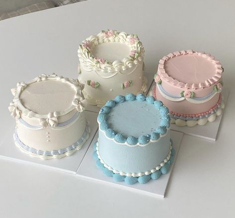 Heart Cake Designs, Vintage Cake Decorating, Minimal Cake, Vintage Heart Cake, Bolo Vintage, Bento Cakes, Vintage Birthday Cakes, Simple Cake Designs, Mini Cakes Birthday