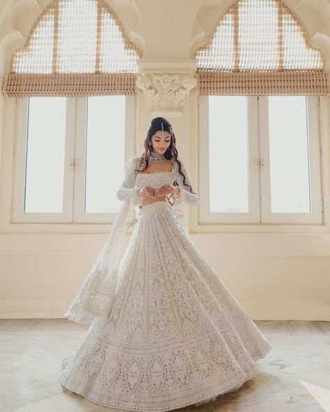 White Indian Wedding Dress, Indian Wedding Reception Outfits, Reception Outfits, Indian Wedding Gowns, Bridal Lengha, Reception Outfit, Desi Wedding Dresses, Wedding Lehenga Designs, Indian Bride Outfits