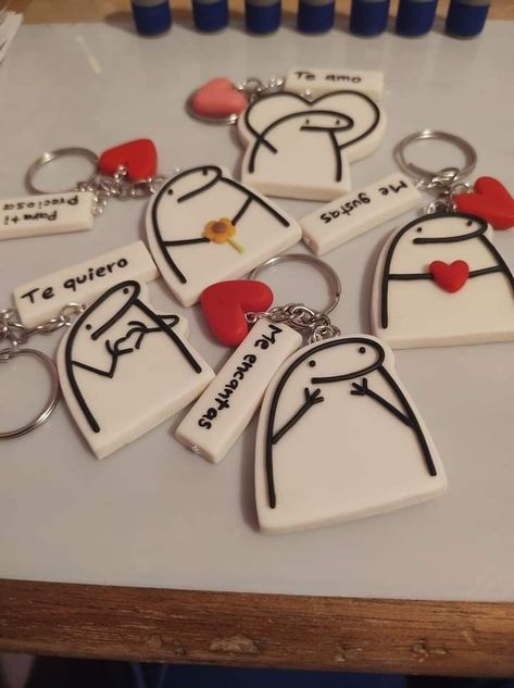 Diy Friendship Keychains, Valentines Clay Ideas For Him, Clay Keychain Diy Best Friends, Clay Art For Boyfriend, Cute Clay Keychains, Ideas Con Porcelana Fria, Fimo Keychain, Clay Keychain Diy, Clay Keychain Ideas