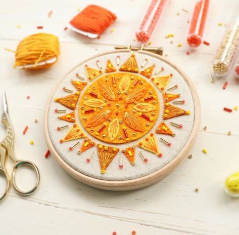 Felt Sun, Sun Embroidery, Diy Embroidery Projects, Vinyl Art Paint, Embroider Ideas, Diy Wool, Stitching Cards, Wool Embroidery, Felt Embroidery