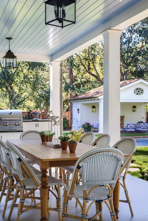 Tour a colonial revival farmhouse with traditional Southern charm Pergola Hammock, Design Per Patio, Southern Colonial, Backyard Bar, Small Woodworking Projects, Hammock Stand, House With Porch, Luxe Interiors, Outdoor Kitchen Design