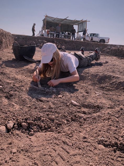 Archeology Student Aesthetic, Archaeologists Aesthetic, Archeologists Aesthetics, Archeology Aesthetic Room, Archaeologist Outfit, Paleontologist Aesthetic, Archaeologist Aesthetic, Archeology Student, Female Archaeologist