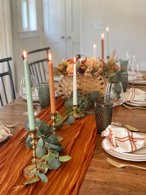 Orange And Gold Thanksgiving Table, Dining Table Tablecloth Ideas, Vintage Fall Table Decor, Thanksgiving Table Settings Disposable, Thanksgiving Table Garland, Thanksgiving Simple Table Setting, Autumn Dining Table Decor, Classy Thanksgiving Decor, Thanksgiving Table Settings Vintage