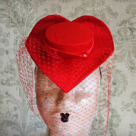 Valentine Hats, Hat With Veil, Retro Bridal, Red Cocktails, Victorian Hats, Burlesque Costume, Mini Hat, Bridal Hat, Mini Top Hat