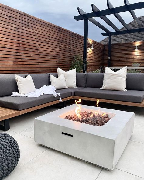 Outdoor Fire Pit Seating, Outdoor Fire Pit Area, Rustic Fire Pits, Brick Fire Pit, Modern Fire Pit, Stone Fire Pit, Backyard Seating, Concrete Fire Pits, Fire Pit Seating