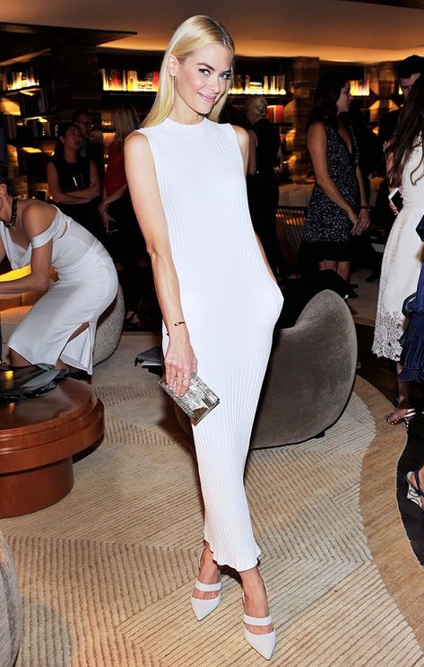 Jaime King wearing a sleek white Wes Gordon S/S 2015 dress and Manolo Blahnik for Wes Gordon heels. Jaime King Style, White Maxi Dress Outfit, Jamie King, King Style, Jaime King, Chic Maxi Dresses, White Chic, King Fashion, Pointy Toe Heels