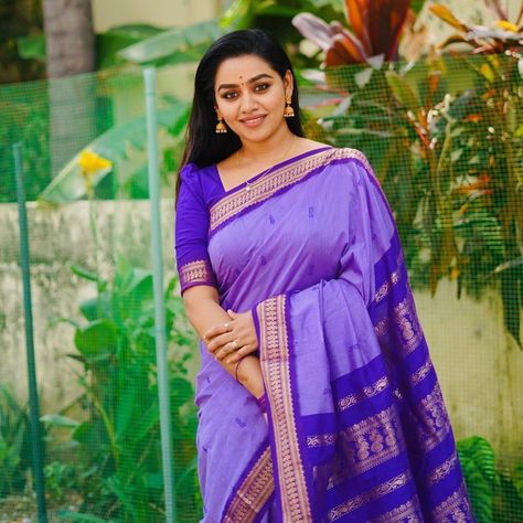 Sarees Simple, Gayathri Yuvaraj, Saree Jewellery, Basic Blouses, Simple Sarees, Beaded Necklace Designs, Wedding Silk Saree, Contrast Blouse, Kanchipuram Saree