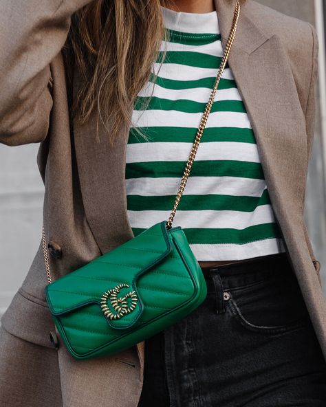 Kelly Green Purse Outfit, Outfits With Green Bag, Green Bag Outfit Summer, Green Crossbody Bag Outfit, Kelly Green Outfit, Green Purse Outfit, Green Bag Outfit, Gucci Bag Outfit, Gucci Marmont Super Mini