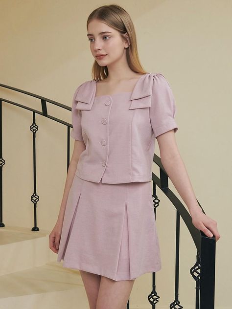 Pleated Fabric Top, Ribbon Blouse, Outfit Minimal, Pleats Skirt, Feminine Skirt, Ribbon Dress, Feminine Top, Casual Day Outfits, Pleated Fabric