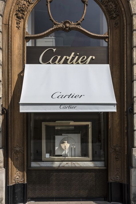 Décor de vitrine haute joaillerie réalisée par le Studio de Crécy aujourd'hui devenu le Studio Wondervision, pour la boutique Cartier Vendôme à Paris. Sérigraphie à l'encre gonflante par Sacré Bonus, ennoblie de broderies par une équipe d'artisanes du Studio. Cartier Boutique Interior, Cartier Shop Interior, Cartier Shop, Cartier Boutique, Cartier Store, Boutique Window Displays, Decoration Vitrine, Jewelry Store Design, Boutique Interior