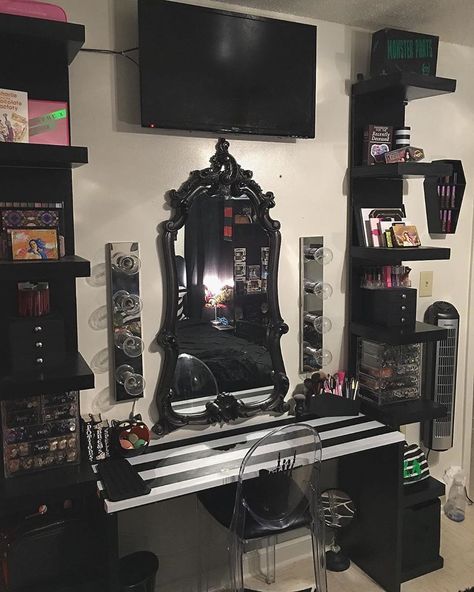 Goth Room Ideas, Grunge Room Ideas, Gothic Decor Bedroom, Goth Bedroom, Gothic Room, Gothic Bedroom, Gothic Furniture, Dark Home Decor, Goth Home