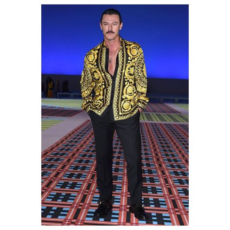 Versace Mens Shirt, Versace Silk Shirt, Silk Shirt Outfit, Versace Pattern, Versace Shirts, Versace Women, Mustache Men, Versace Style, Black Men Street Fashion