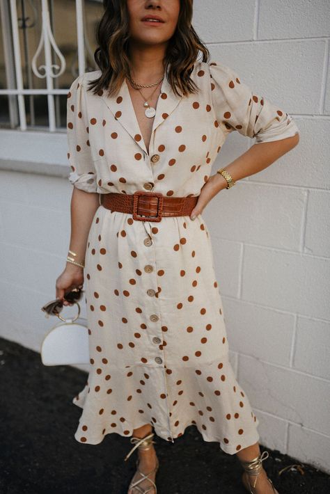 Belt On Dress Outfit, Polka Dress Outfit, Dress With Sandals Outfit, Modern 50s Style Outfits, Polkadots Outfits, Summer Midi Dress Outfit, Dress With Belt Outfit, Polka Dot Dresses For Women, White Summer Dress Outfit