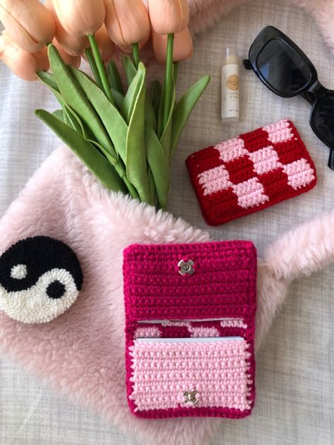 Crochet Card Holder, Crochet Wallet, Mode Crochet, Pola Amigurumi, Crochet Business, Kawaii Crochet, Pola Sulam, Crochet Handbags Patterns, Fun Crochet Projects