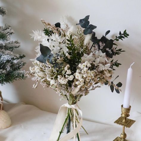 Nodeandstem - Etsy UK Dried Flower Arrangements Home Decor, White Christmas Wedding, White Ruscus, Green White Christmas, Christmas Wedding Flowers, Bouquet Christmas, Dried Flower Bouquets, Holly Wedding, Dried Flowers Wedding