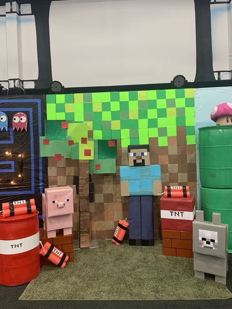 Our VBS DIY Minecraft scene and backdrop. (Freedom Church in Texas) Diy Minecraft Backdrop, Minecraft Classroom Ideas, Minecraft Party Backdrop, Minecraft Backdrop, Minecraft Classroom, Vbs Diy, Diy Minecraft Decorations, Diy Minecraft Birthday Party, Minecraft School