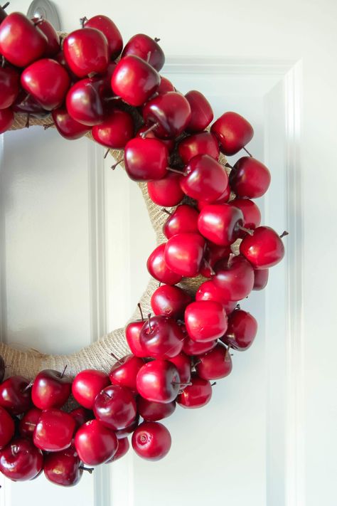 DIY Apple Wreath Tutorial from MomAdvice.com Apple Wreath Diy, Christmas Balls Wreath Diy, Food Wreath, Thanksgiving Wreaths Diy, Dollar Tree Wreath, Advent Wreath Diy, Simple Wreath, Apple Wreath, Apple Christmas