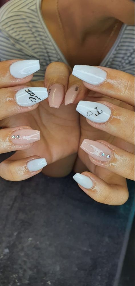 Nail Designs With Letters On Them, Nails Design With A Letter, Cute Nails To Get For Your Boyfriend, Stilleto Nails With Initials, Nail Designs With An A Initial, White Nails With E Initial, Letter T On Nails Initials, Nail With Letter Initials, Nails Ideas Boyfriend Initials