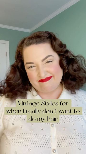 Christine on Instagram: "For those days I just don’t feel like styling my hair, I’m so thankful for snoods, headscarves and berets! Which is your favorite lazy hair day style? ⁣ .⁣ .⁣ .⁣ .⁣ .⁣ #1940sstyle #1940s #vintagestyle #retrostyle #vintagehairstyle #vintageinspired #vintagehair #vintagelifestyle #snood #snoodhairstyle #vintageturban #vintageheadscarf #beret #berethairstyle #1930sStyle #lazyhairstyles" Vintage Snood Hairstyle, 1940s Head Scarf, Vintage Hair Setting Patterns, 1920s Hair Scarf, 1940s Snood Hairstyles, 1950s Haircut Women, 1940s Headscarf, 1940s Fashion Hair, Beret Hairstyles