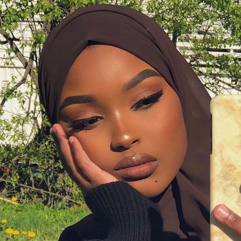 551 Likes, 4 Comments - ✨MELANIN RICH BOMBSHELLS ✨ (@melaninrichbombshells) on Instagram: “😍🤎 (@melaninrichbombshells)” Black Hijabi Girl, Indie 2020, Skincare Lifestyle, Rings Aesthetic, Stile Hijab, Aesthetic Accessories, Queen Shop, Brown Skin Makeup, Mode Turban