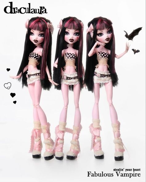 monster high draculaura fabulous vampire steallin’ pour heart doll dollcore dolls heart San Myshuno, Monster High Pictures, Barbie Outfits, Custom Monster High Dolls, Monster High Custom, Image Swag, Monster High Art, Monster High Characters, Monster High Doll