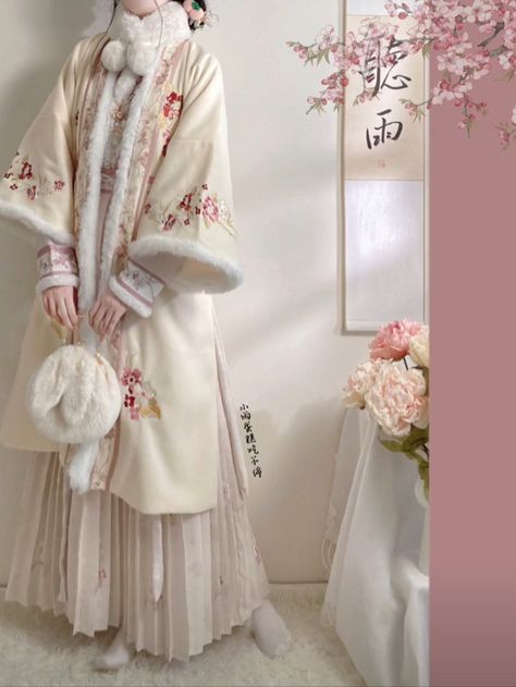 Winter Hanfu, Imperial Aesthetic, Chinese Gown, Japanese Winter, Traditional Asian Dress, Kei Visual, Traditional Dresses Designs, Chinese Hair Accessories, Chinese Traditional Clothing