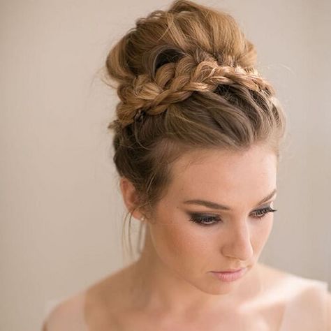 Medium Length Hairstyles for Round Faces High Bun Wedding Hairstyles, Braided Prom Hair, Peinados Recogidos, Hair 2018, Wedding Hairstyles Updo, Wedding Hair And Makeup, Simple Wedding, Hairstyles Haircuts, Bride Hairstyles