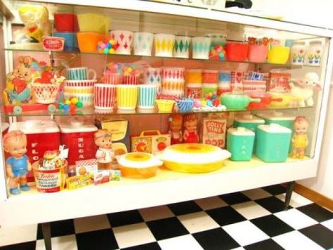 Get The Look: Vintage Pyrex - Kate Beavis Vintage Expert Kitchen Booth, Pyrex Display, Rainbow Kitchen, Pyrex Collection, Vintage Dishware, Retro Collection, Kitschy Kitchen, Colorful Kitchen, Kitchen Jars