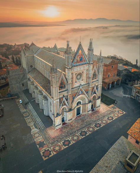 Temple Architecture, Apartment Architecture, Brown Stone, Italy Photo, Gothic Architecture, Stone Houses, Umbria, Cultural Heritage, Modernism