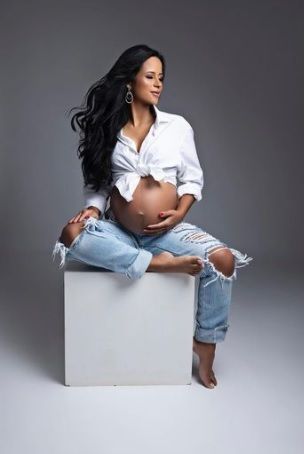 Black Shirt And Jeans Maternity Shoot, Maternity Photo Jeans And Shirt, Blue Jean Maternity Pictures Photo Ideas, Jeans And White Shirt Maternity Shoot, Denim And White Maternity Shoot, Maternity Photography Jeans Outfit, Baby Bump Photoshoot Ideas, Maternity Photography Jeans, Blue Jean Maternity Pictures