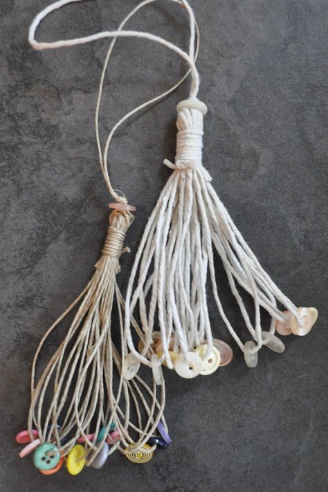 collier amusant (pompon de ficelle et boutons) Curtain Diy, Tassels Tutorials, Tassel Crafts, Diy Tassel, Tassels Fashion, Button Art, Button Jewelry, Button Crafts, Sheer Curtain