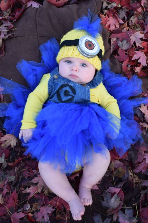 Adorable baby girl minion costume with overall dress and tulle skirt and crocheted hat. Baby Minion Costume, Girl Minion Costume, Baseball Halloween Costume, Baby Halloween Costumes Newborn, Minion Costume, Minion Baby, Twin Costumes