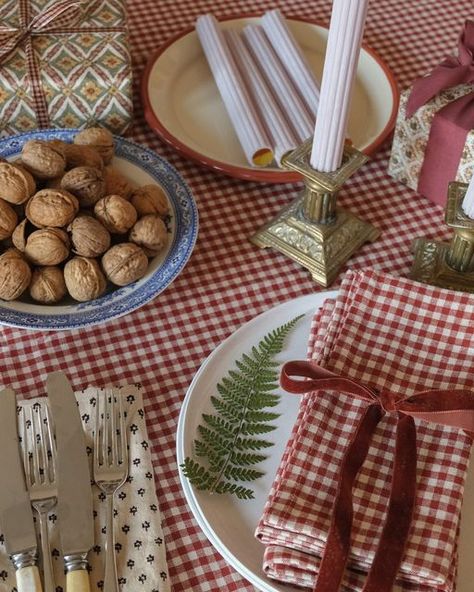 Christmas Day Table, Brunch Table Decorations, Strega Nona, Christmas Candlesticks, Xmas Table Decorations, Instagram Planning, Grandmas Christmas, Dinner Party Table, Christmas Dinner Party