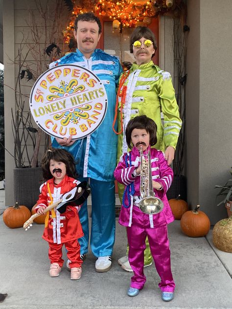 Beatles family costume, sgt pepper costume, sergeant pepper costume, group Halloween costume, family Halloween costume, best Halloween costumes, Beatles Halloween Costumes, Halloween Costume Ideas Diy, Funny Family Costumes, Beatles Costume, Adult Mickey Mouse Costume, Harry Potter Kostüm, Last Minute Kostüm, Frozen Costume Adult, Beatles Party