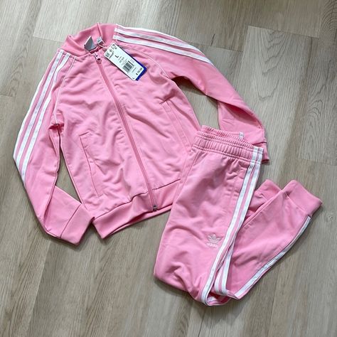 Kida adidas track suit pink Ensemble Adidas Rose, Pink Adidas Tracksuit, Adidas Tracksuit Women, Jogging Adidas, Beyonce Dancers, Track Suits Women, Rose Adidas, Adidas Outfit Women, Adidas Jacket Women