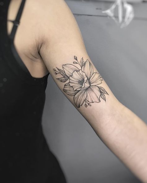 A lovely daffodil tattoo I squeezed in this afternoon! So much fun! ✨🌸🌼🌺 I’m currently booking through my email! Please send your… Narcissus Tattoo, Daffodil Flower Tattoos, Narcissus Flower Tattoos, Tattoo On Shoulder, Daffodil Tattoo, Bouquet Tattoo, Birth Flower Tattoos, E Tattoo, 1 Tattoo