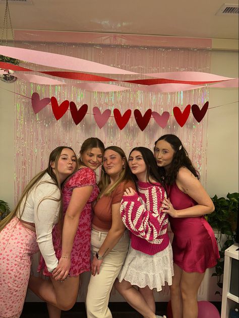 Galentines Party Aesthetic Pictures, Galentines Inspo Outfit, Valentines Party Friends, Pink Outfits Galentines, Galentines Dinner Outfit, Gal Valentines Day, Galentines Party Outfits Casual, Galentines Fit Ideas, Valentines With Friends Aesthetic