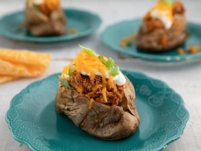 Pulled chicken in instant pot BBQ Chicken Baked Potatoes Recipe | Ree Drummond | Food Network Pioneer Woman Bbq Chicken Baked Potatoes, Chicken Potato Bake, Chicken Baked, Baked Bbq Chicken, Baked Potato Recipes, Barbecue Chicken, Skirt Steak, Baked Potatoes, Potatoes Recipe