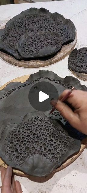 Wall Art Ceramic Design, Black Clay Pottery Ideas, Glazes On Black Clay, Clay Gift Ideas For Friends, Black Clay Ceramics, Black Clay Ideas, Black And White Ceramics, Porcelain Clay Ideas, Black Ceramic Texture